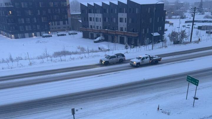 Hielo Complica el Tráfico en Denver: Consejos para una Conducción Segura