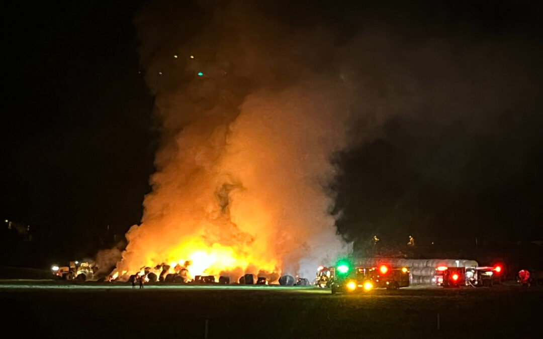 Incendio en San Diego: Bomberos Luchan Contra el Fuego que Consume Pacas de Heno