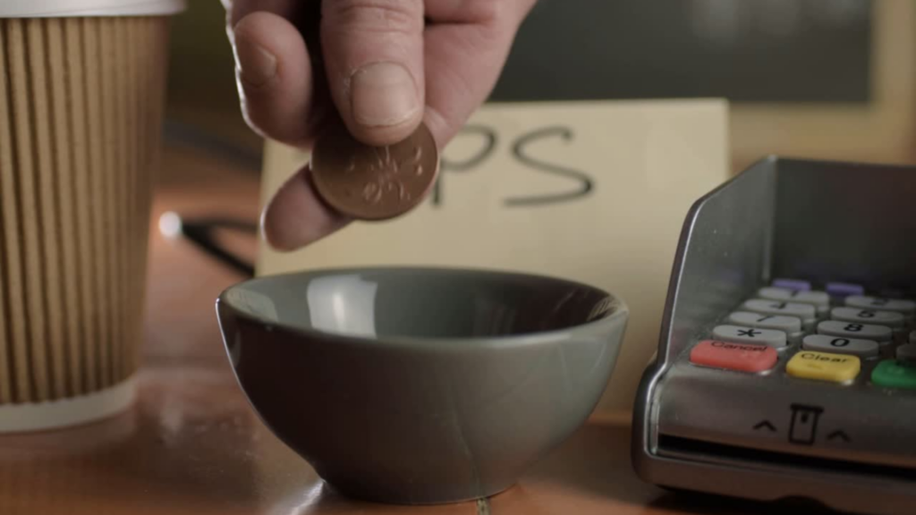 Deducción de Propinas: Trabajadores Hispanos Podrán Reclamar Hasta $25,000 en Impuestos a Partir de 2025