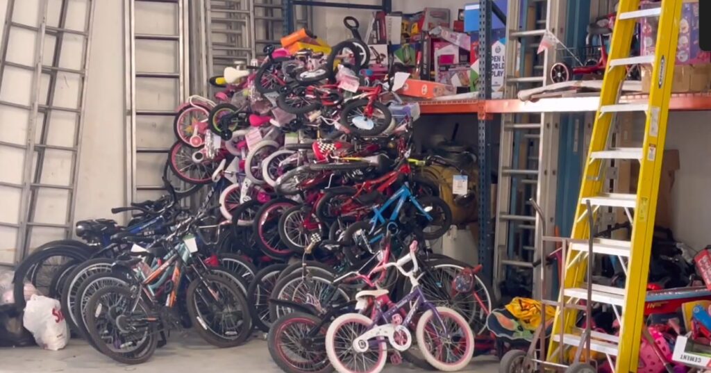 Santa Claus Bombero de Ciudad Juárez Lanza Llamado Urgente a El Paso para Regalar Juguetes