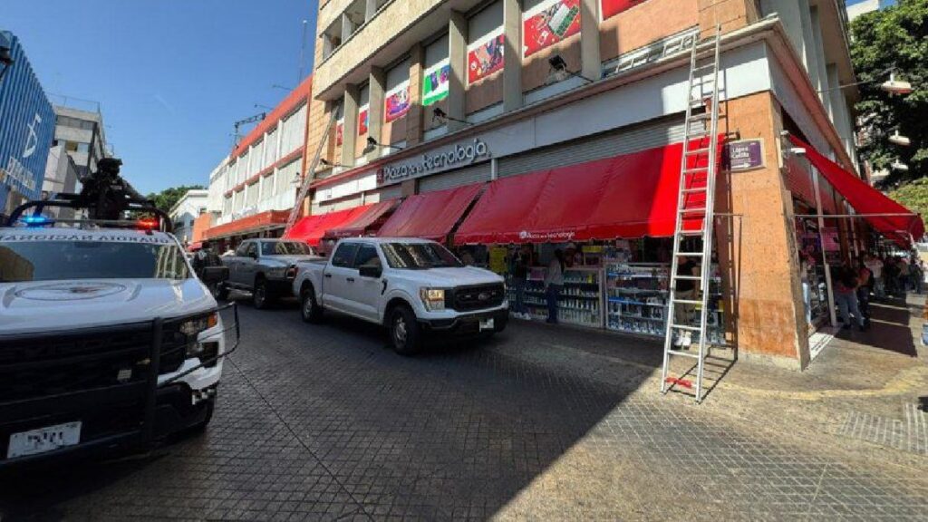 Fiscalía lidera operativos en plazas de electrónicos en el Centro de Guadalajara para combatir artículos robados