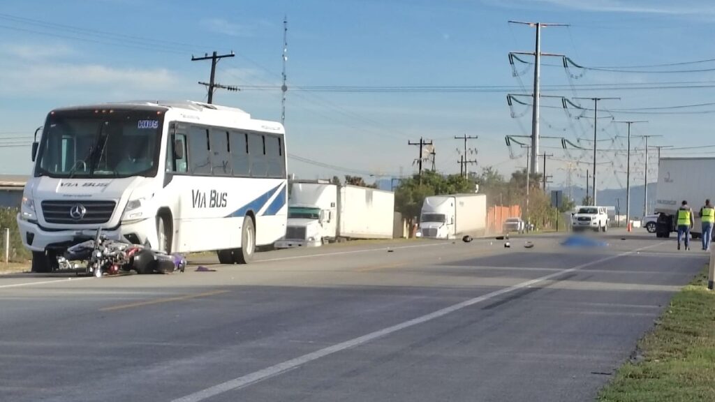 Accidente fatal: Motociclista muere tras colisión con transporte de personal y tráiler en Ciénega de Flores
