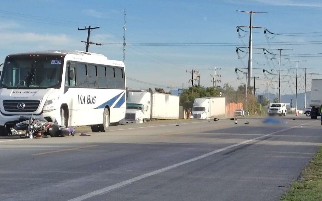 Accidente fatal: Motociclista muere tras colisión con transporte de personal y tráiler en Ciénega de Flores