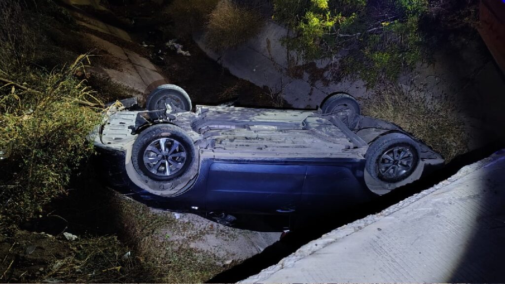 Accidente de tráfico en Torreón: Hombre vuelca su auto en canal de riego