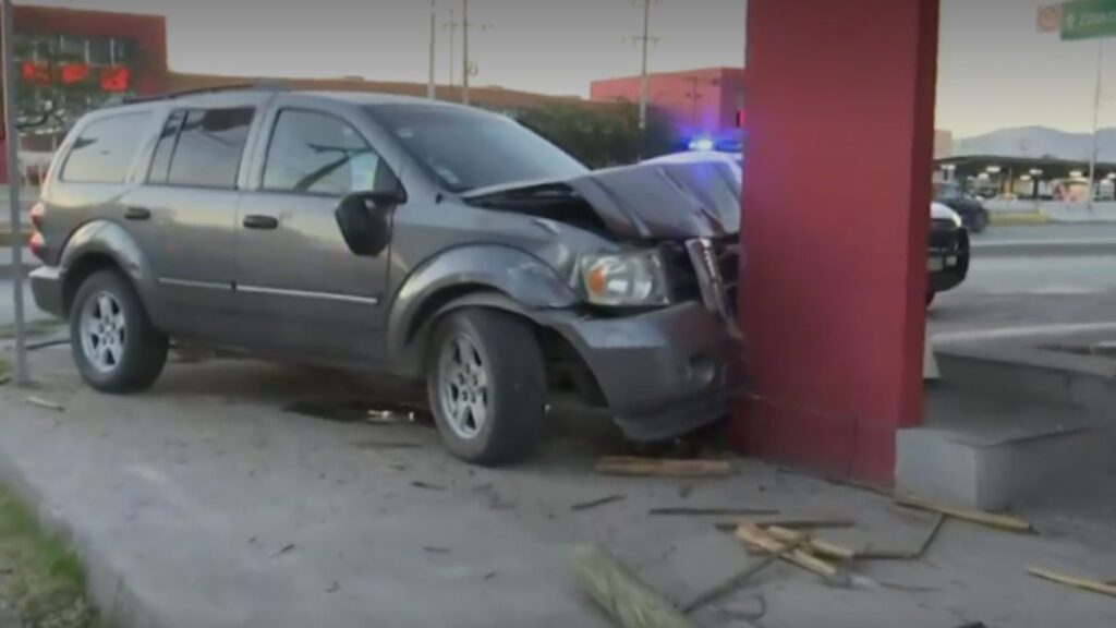Accidente automovilístico en Torreón: vehículo impacta negocio de comida mientras el conductor se dirige a consulta médica