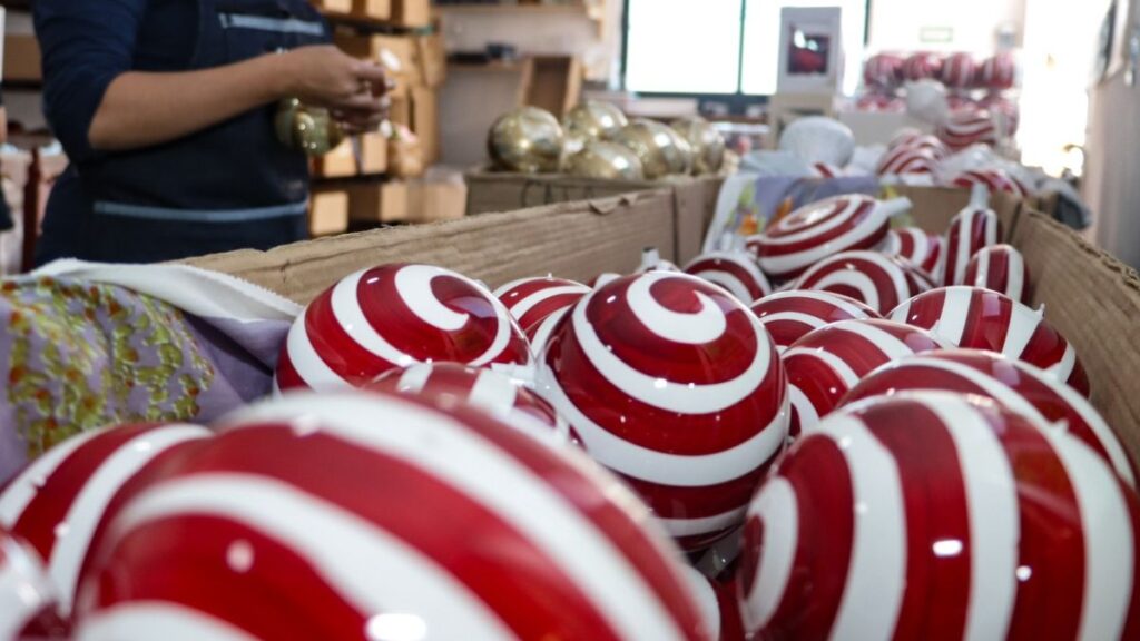 Defendiendo el Arte: Cómo los Maestros de las Esferas de Chignahuapan Combaten la Piratería