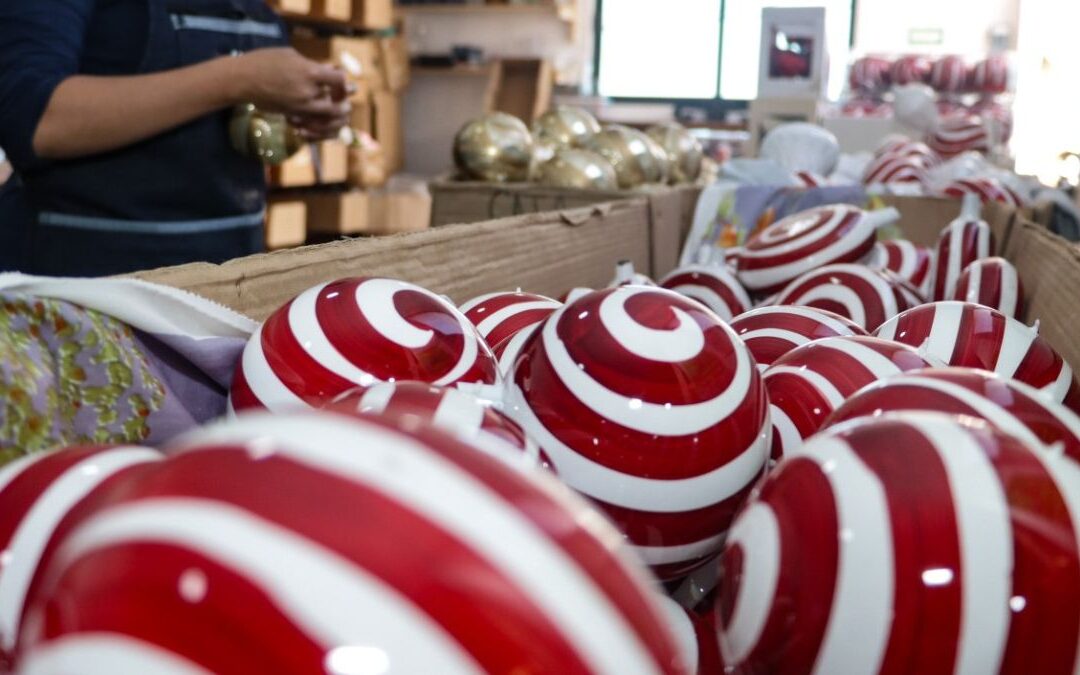 Defendiendo el Arte: Cómo los Maestros de las Esferas de Chignahuapan Combaten la Piratería