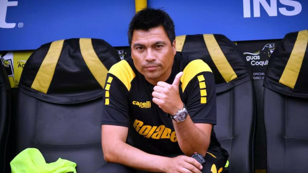 Gallos Blancos de Querétaro: Esteban González, el Nuevo Entrenador que Sorprende con su Anuncio Creativo