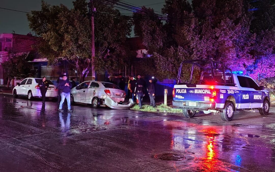 Fuerte choque en Torreón: Hombre abandona su auto tras accidente