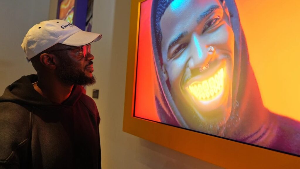 Comediantes de Sacramento Usan Herramientas de IA para Innovar en el Escenario