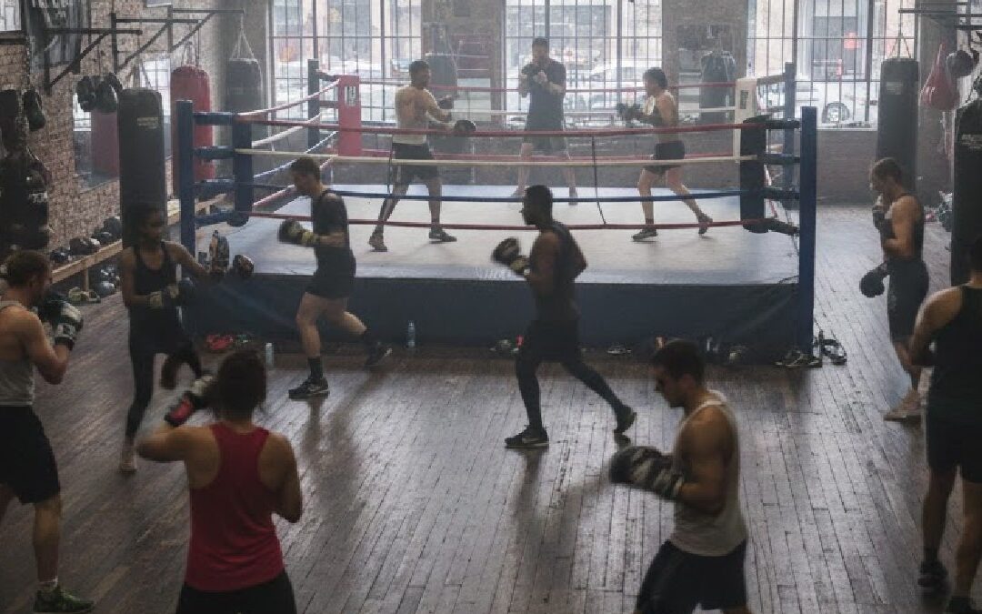 Violencia en Gimnasio: Joven Agrede por la Espalda a Entrenador en Sacramento