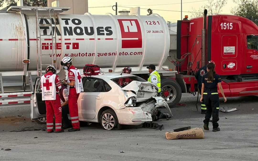 Accidente en Monterrey: Conductor Ebrio Choca Contra Pipa en Avenida Félix U. Gómez