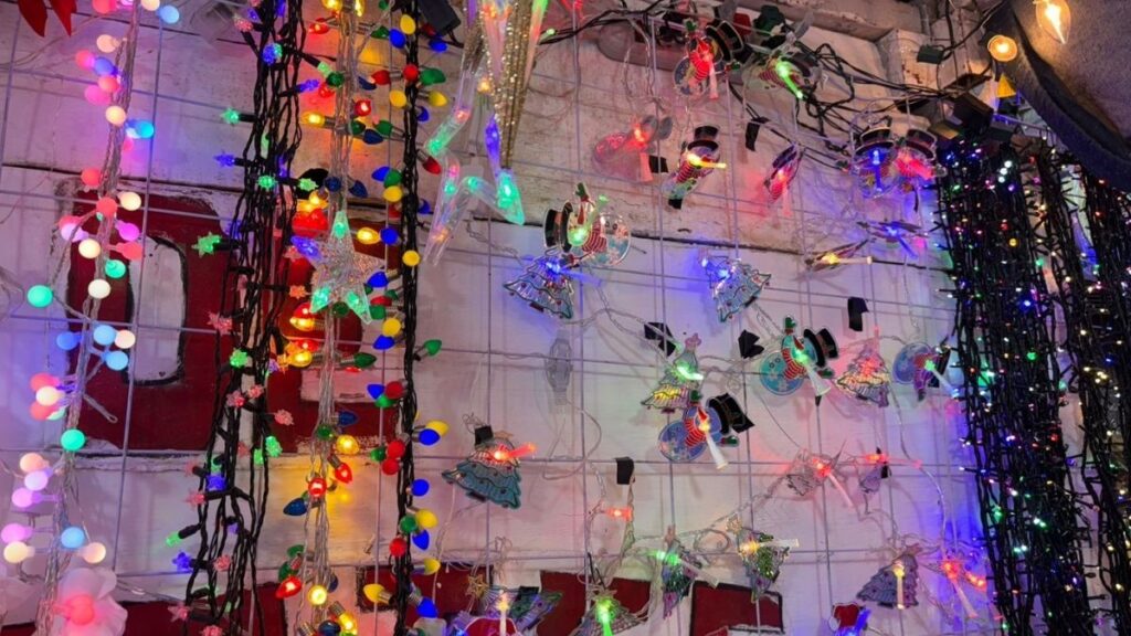 Mercadito Navideño de Torreón: Una Tradición de 70 Años en la Reparación de Luces y Series