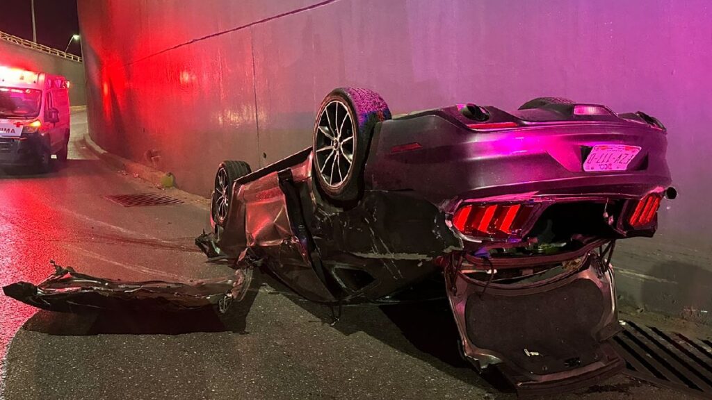 Volcadura de Mustang en la carretera Torreón-Matamoros: Conductor Huyó de la Escena