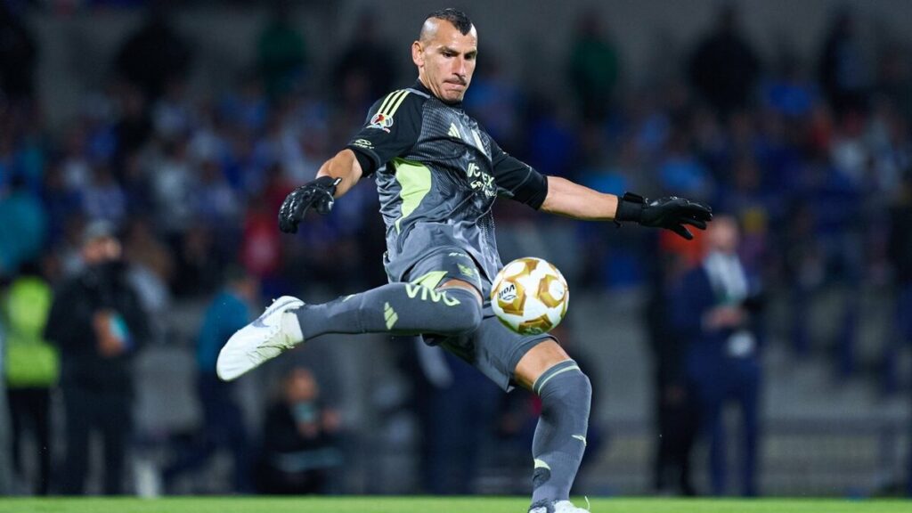 Portero de Monterrey Cree que Tigres es el Favorito por Nahuel Guzmán en el Clásico Regio