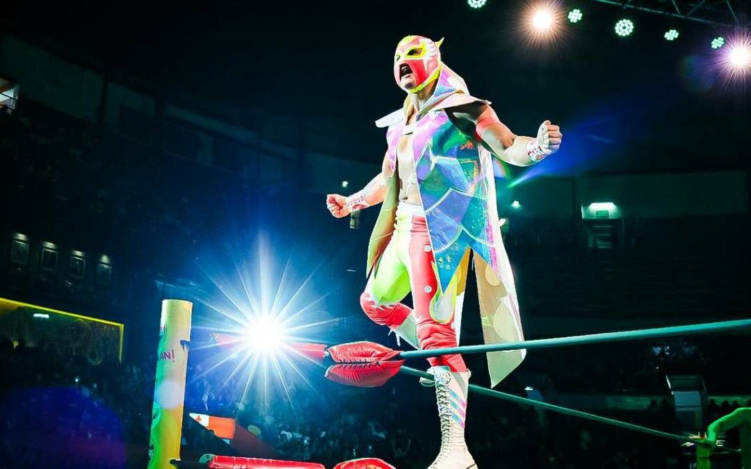 Impactante Caída de Neón Durante Lance Fuera del Ring: Mira el Video