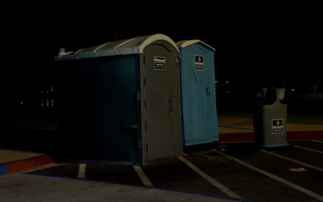 Investigación en San Diego tras el hallazgo de un bebé en un baño portátil