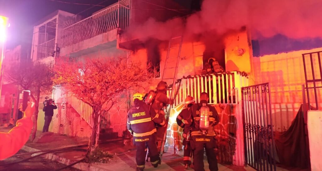 Incendio en Guadalajara: Madre y sus 3 hijos saltan de la azotea tras accidente con luces navideñas