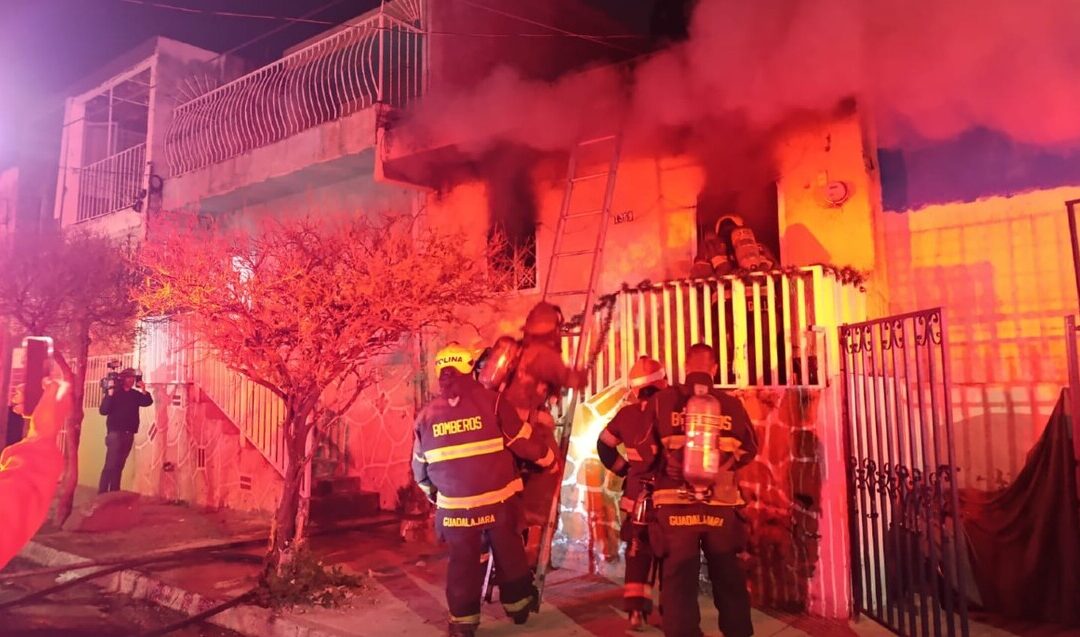 Incendio en Guadalajara: Madre y sus 3 hijos saltan de la azotea tras accidente con luces navideñas