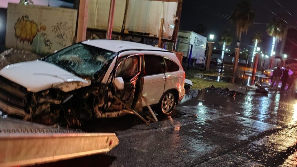 Conductor Ebrio Causa Accidente en la Torreón-San Pedro Al Destrozar Camioneta Contra Poste Metálico