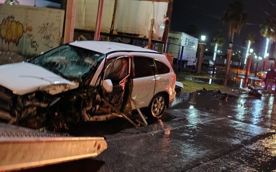 Conductor Ebrio Causa Accidente en la Torreón-San Pedro Al Destrozar Camioneta Contra Poste Metálico