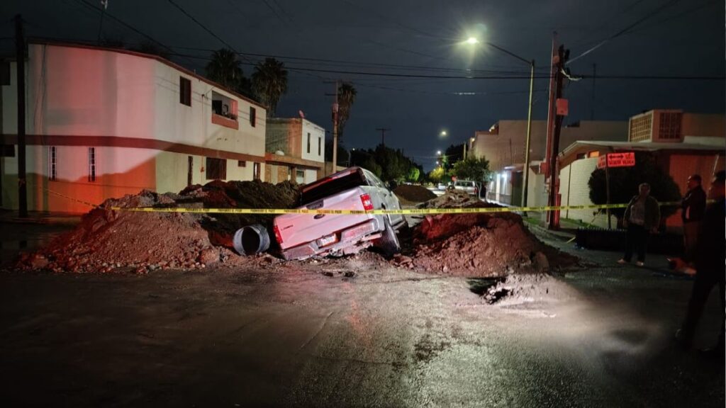 Camioneta en Zanja de Obras de SIMAS Torreón: Conductor Escapa de Accidente