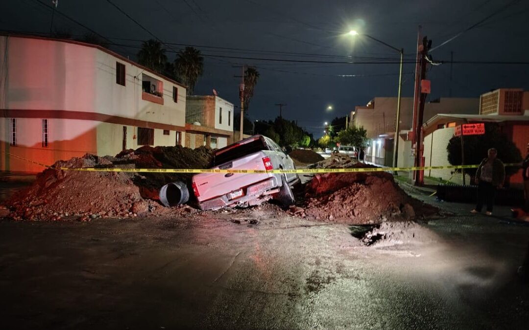 Camioneta en Zanja de Obras de SIMAS Torreón: Conductor Escapa de Accidente